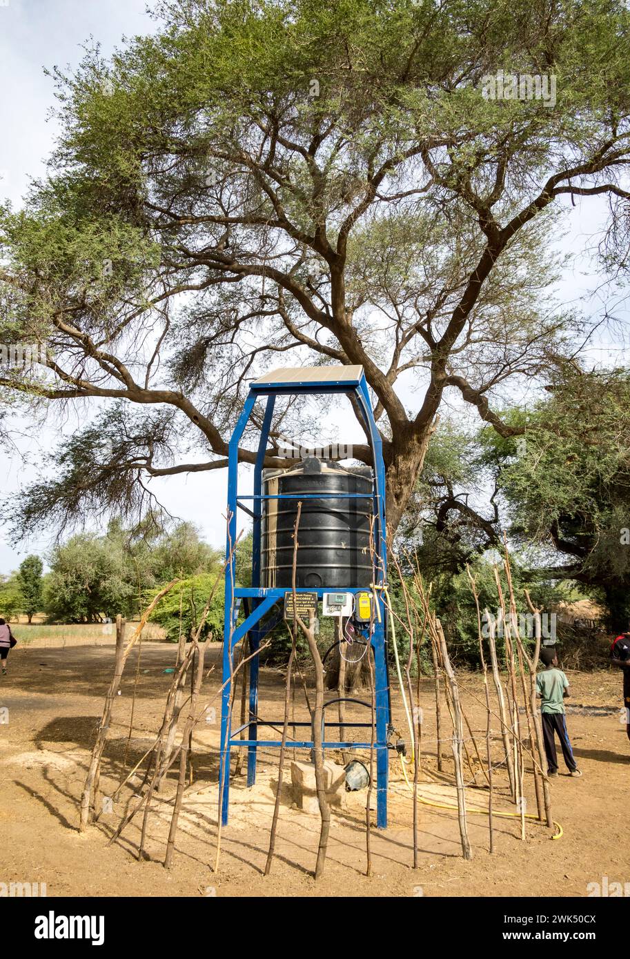Africa, Senegal. Area di Podor. Bokoul, un villaggio vicino a Dagana. Un pozzo d'acqua alimentato da un pannello solare. Finanziato in parte da visite turistiche. Foto Stock