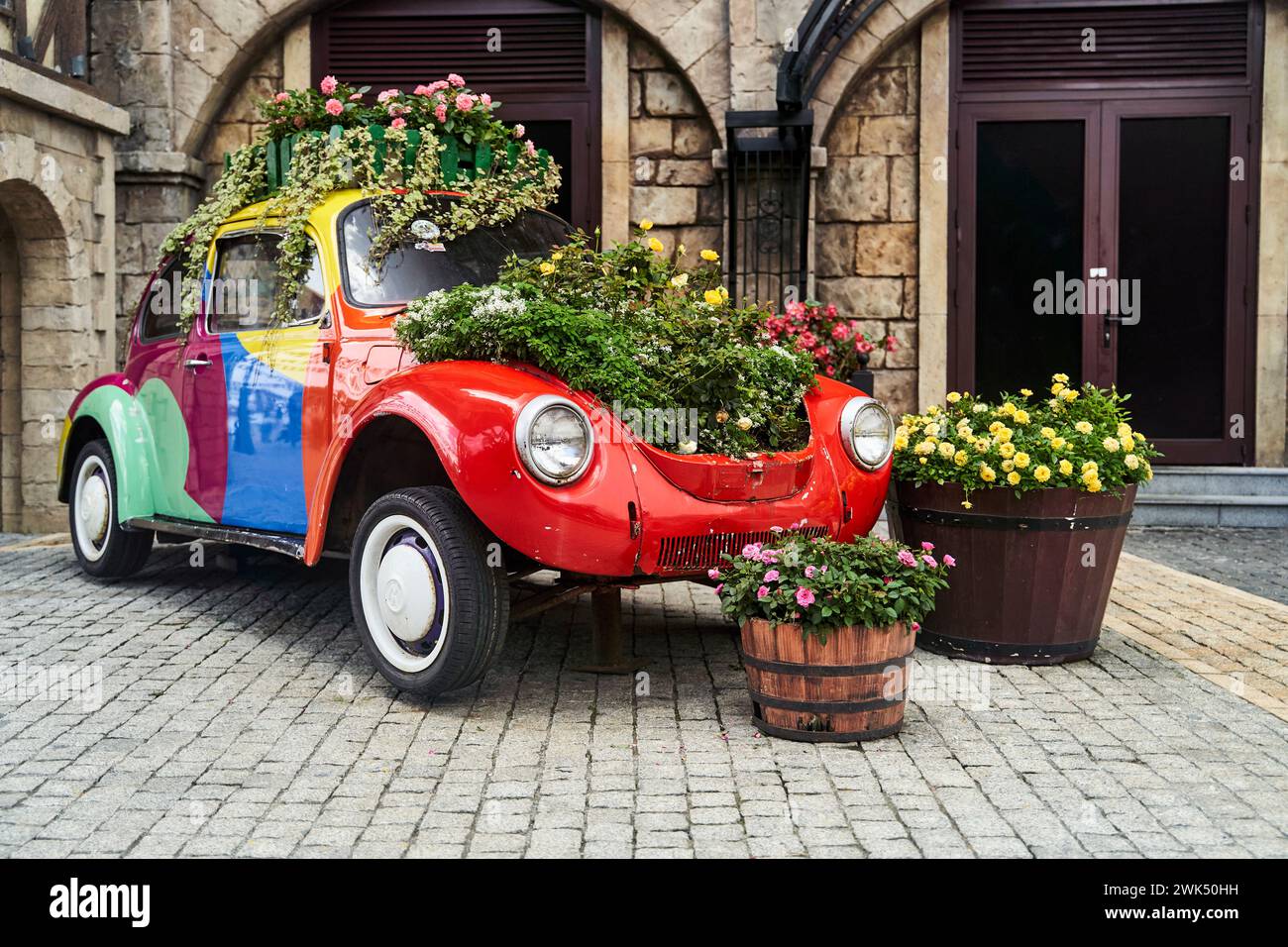 Auto d'epoca decorata con fiori nella zona foto in uno stile romantico Foto Stock