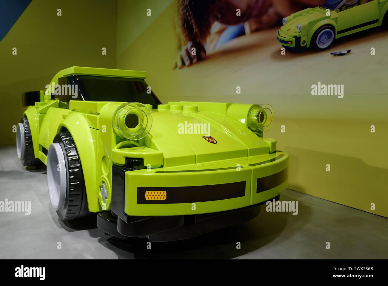 Un modello verde di un'auto realizzata con Lego Foto Stock