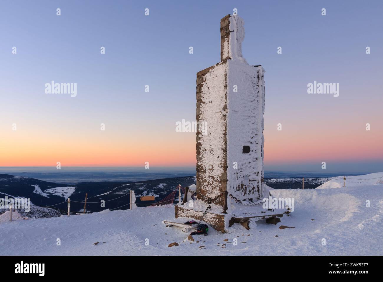Colonna di pietra con quota di altezza 1603 m in snezka, montagna al confine tra Repubblica Ceca e Polonia, inverno, ora dell'alba. Foto Stock