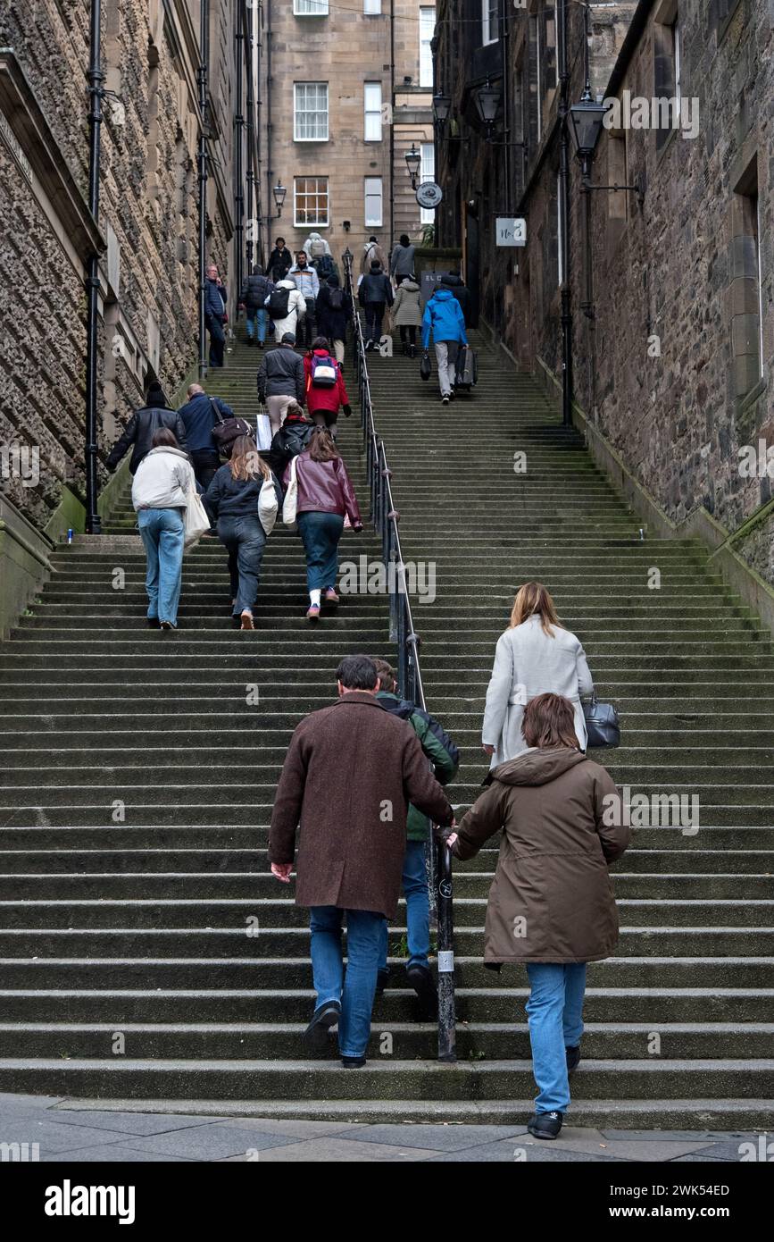 A pochi passi da Warriston che conduce da Cockburn Street alla High Street nella città vecchia di Edimburgo. Foto Stock