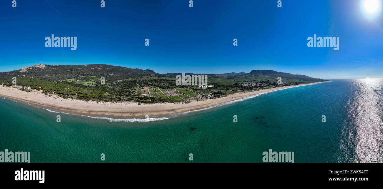 Vista panoramica della spiaggia di Bolonia nel comune di Tarifa, Andalusia Foto Stock