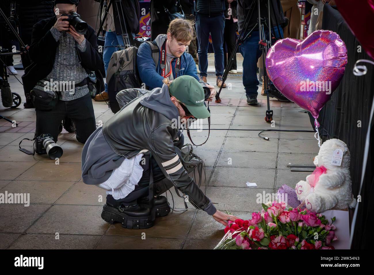 Piazzare fiori per Brianna Ghey, una sedicenne transgender britannica, è stata uccisa in un attacco premeditato da Scarlett Jenkinson e Eddie Ratcli Foto Stock