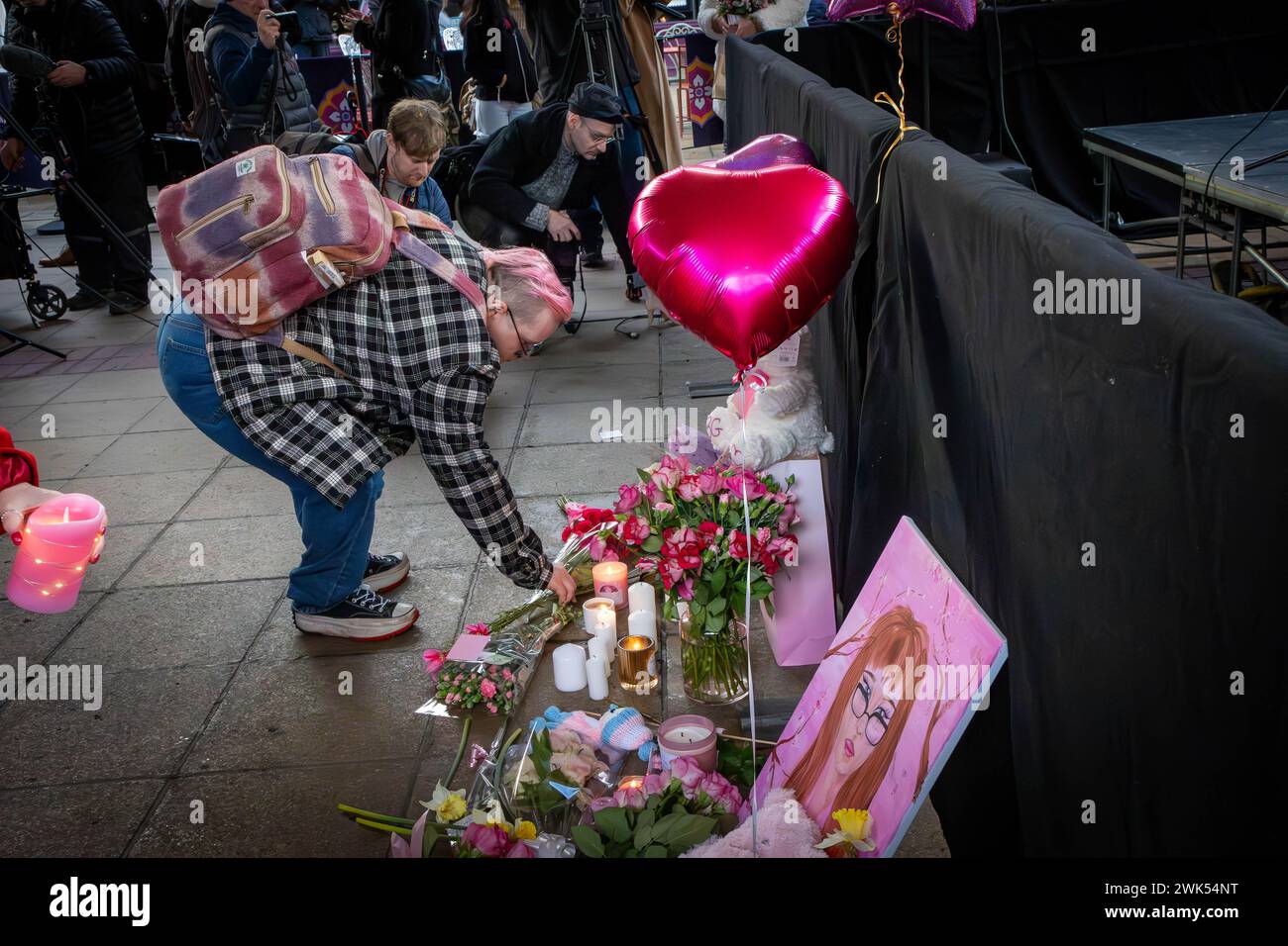 Piazzare fiori per Brianna Ghey, una sedicenne transgender britannica, è stata uccisa in un attacco premeditato da Scarlett Jenkinson e Eddie Ratcli Foto Stock