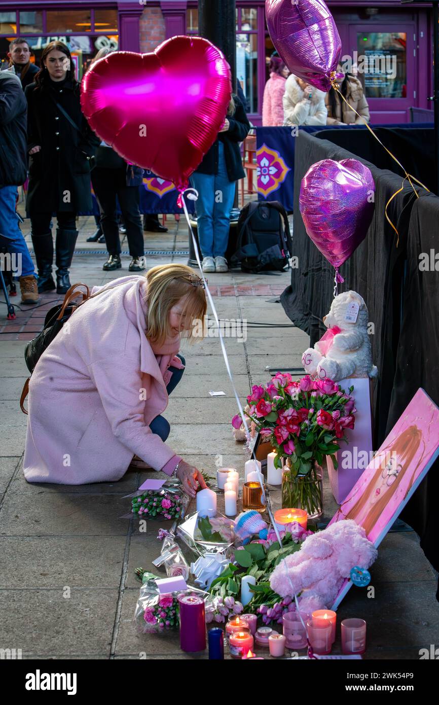 La posa di fiori alla veglia di Brianna Ghey, una sedicenne transgender britannica, è stata uccisa in un attacco premeditato da Scarlett Jenkinson ed E. Foto Stock