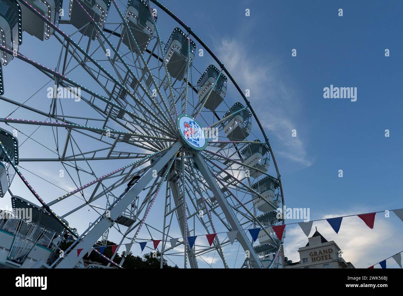 Llandudno Galles del nord regno unito 02 giugno 2023 Llandudno Molo ruota panoramica sotto il cielo blu al crepuscolo Foto Stock