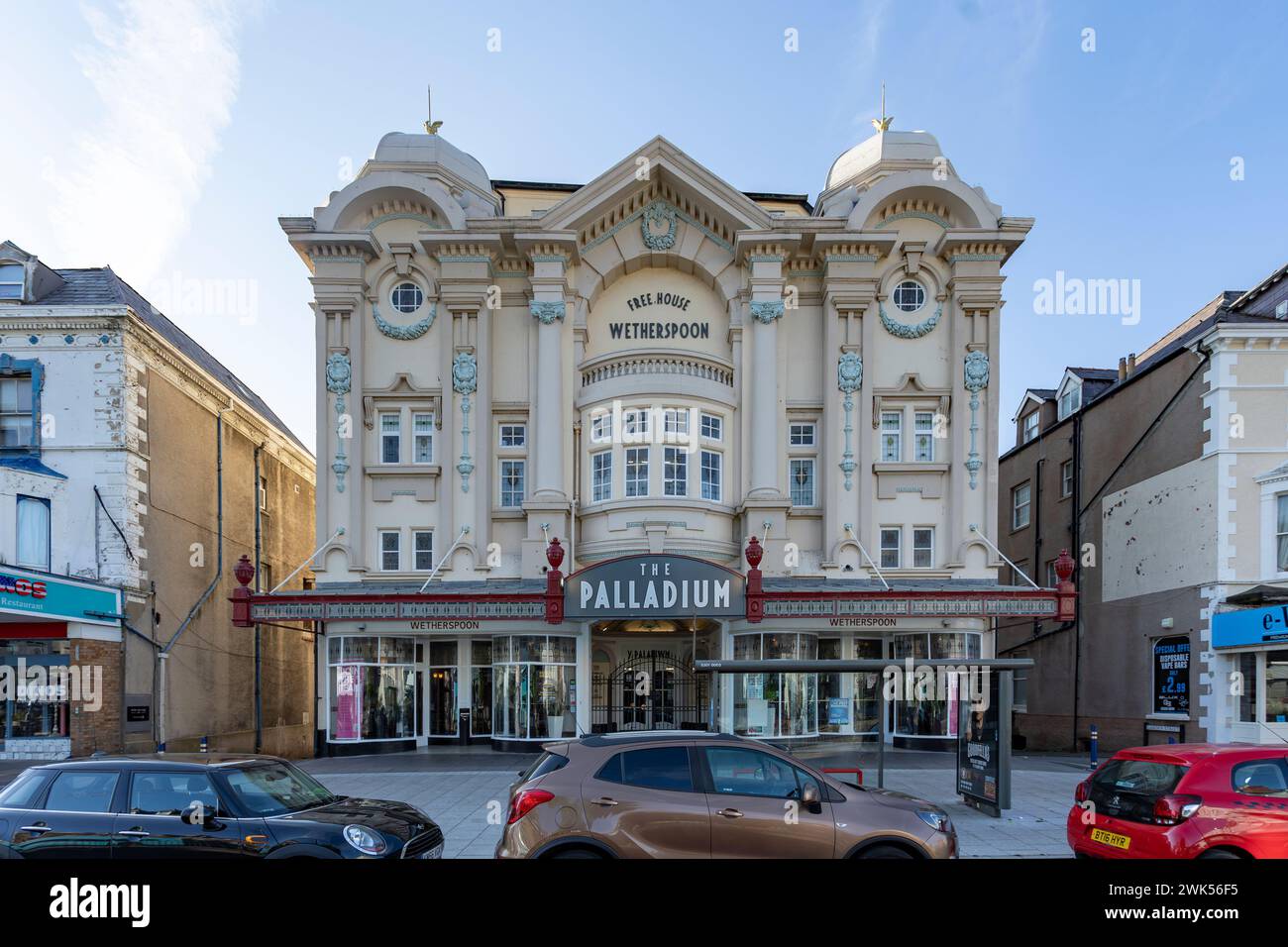 Llandudno North Wales regno unito 01 agosto 2022 il Palladium era un teatro a Llandudno , il fronte della casa pubblica Palladium Foto Stock