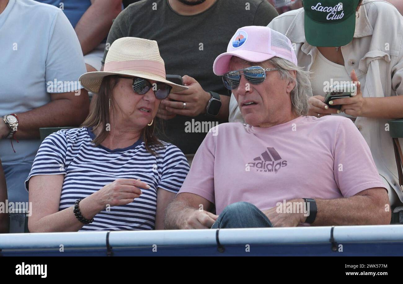 Delray Beach, Florida, Stati Uniti. 17 febbraio 2024. Il cantante Jon Bon Jovi e la moglie Dorothea Hurley sono stati visti al Delray Beach Open presso il Delray Beach Tennis Center il 17 febbraio 2024. Persone: Jon Bon Jovi, Dorothea Hurley crediti: Hoo me/Media Punch/Alamy Live News Foto Stock