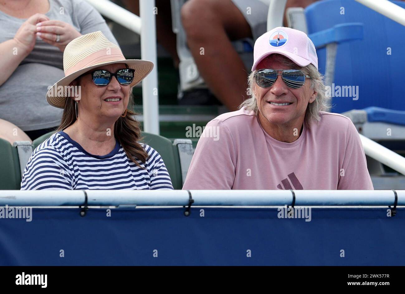Delray Beach, Florida, Stati Uniti. 17 febbraio 2024. Il cantante Jon Bon Jovi e la moglie Dorothea Hurley sono stati visti al Delray Beach Open presso il Delray Beach Tennis Center il 17 febbraio 2024. Persone: Jon Bon Jovi, Dorothea Hurley crediti: Hoo me/Media Punch/Alamy Live News Foto Stock