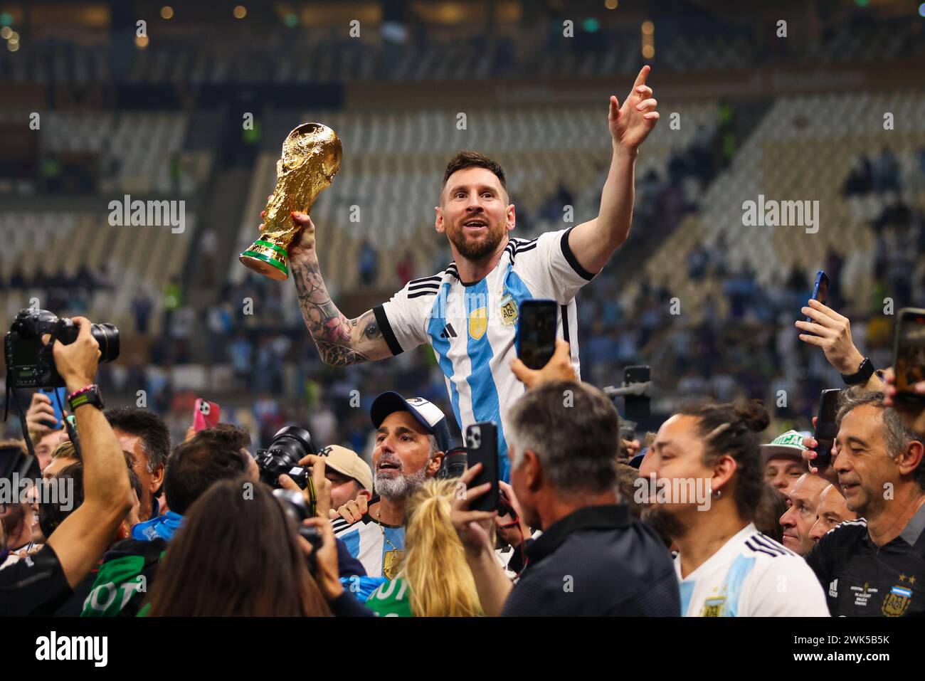 CITTÀ DI LUSAIL, QATAR - 18 DICEMBRE: Lionel messi festeggia con il World Cup Trophy dopo la finale della Coppa del mondo FIFA Qatar 2022. Foto Stock