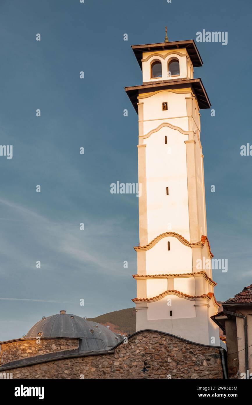 Il Sahat Kula di Prizren fu eretto nel 1870 durante il periodo dell'Impero Ottomano. Foto Stock