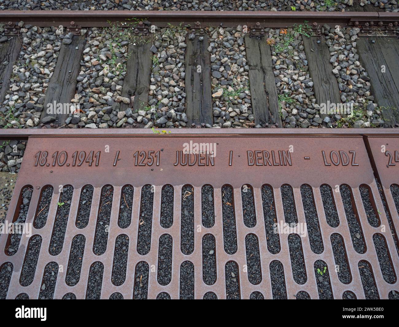 Una piastra di ghisa che mostra un treno per la deportazione del 1941 a Lodz, binario 17 Memorial, un sito commemorativo dell'Olocausto, stazione Berlin-Grunewald, Germania. Foto Stock