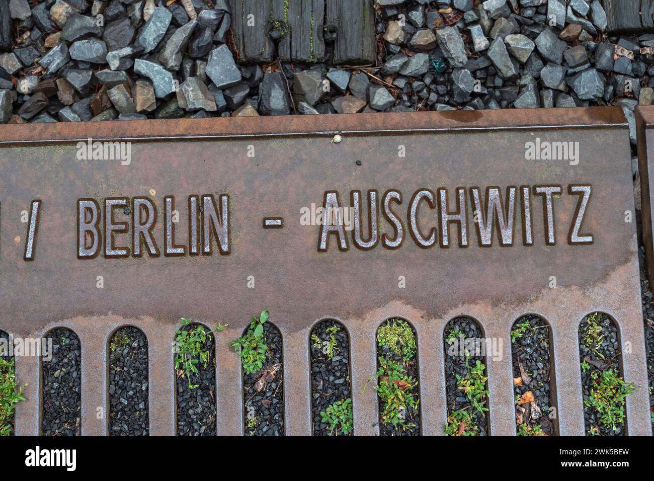 Una piastra di ghisa che mostra un treno per la deportazione del 1941 ad Auschwitz, binario 17 Memorial, un sito commemorativo dell'Olocausto, stazione Berlin-Grunewald, Berlino Foto Stock