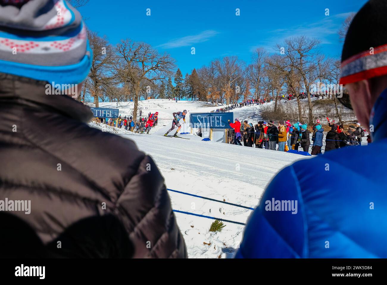 Minneapolis, Minnesota, Stati Uniti. 18 febbraio 2024. Gli spettatori guardano durante la gara di 10 km del giorno 3 della Coppa del mondo di fondo COOP FIS 2024, il 18 febbraio 2024, a Minneapolis, Minnesota, STATI UNITI. (Immagine di credito: © Steven Garcia/ZUMA Press Wire) SOLO PER USO EDITORIALE! Non per USO commerciale! Foto Stock