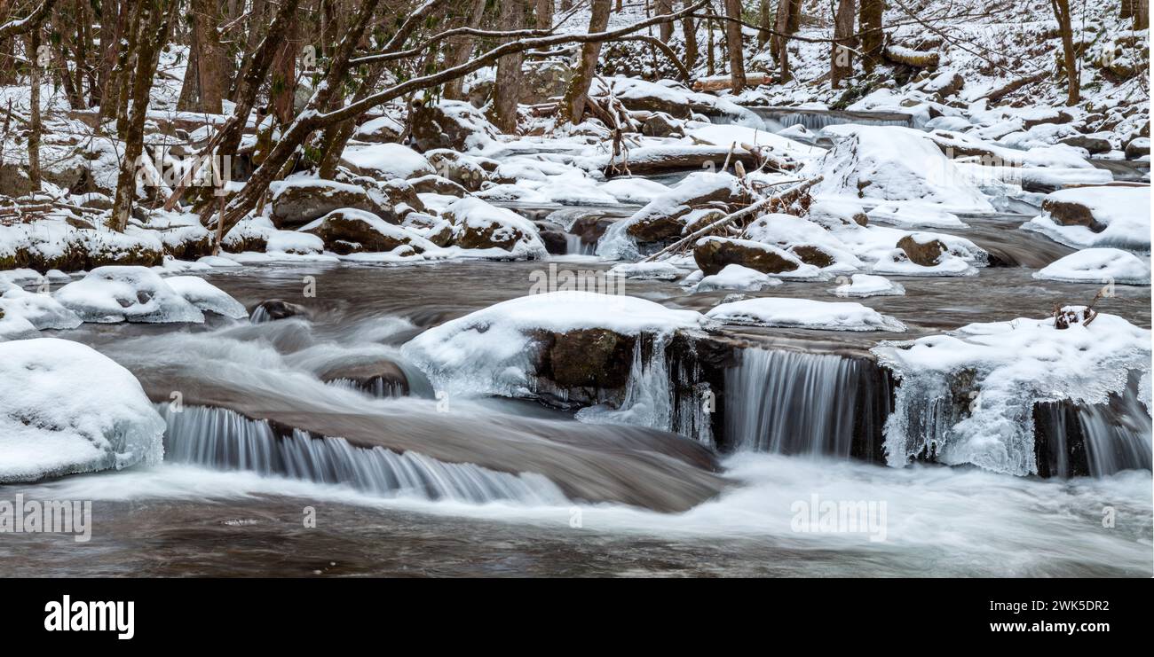 Ghiaccio e neve sul Little River nel Great Smoky Mountains National Park Foto Stock
