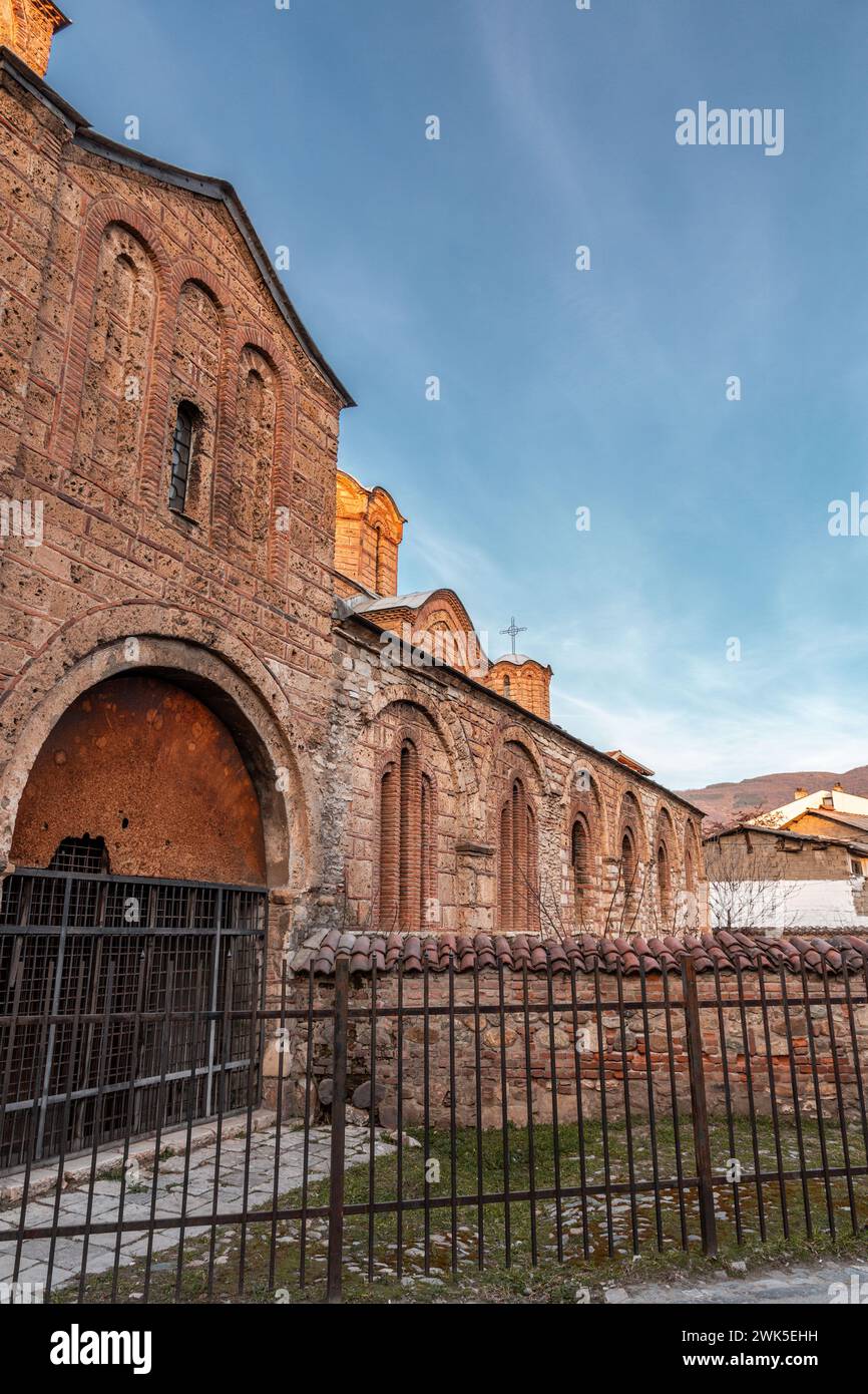 Prizren, Kosovo - 6 febbraio 2024: Nostra Signora di Ljevis è una chiesa ortodossa serba del XIV secolo a Prizren, Kosovo. Dal 2006, la chiesa fa parte della U Foto Stock