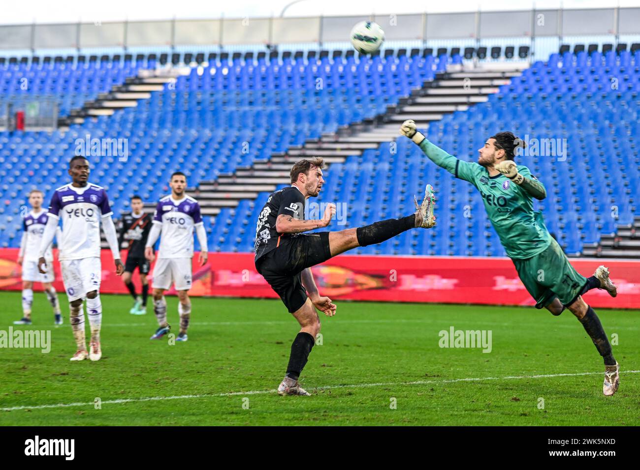 Lennart Mertens (92) di KMSK Deinze e il portiere Davor Matijas (71) di Beerschot, foto durante una partita di calcio tra KMSK Deinze e Beerschot durante la 22a partita della stagione Challenger Pro League 2023-2024, domenica 18 febbraio 2024 a Deinze, Belgio. FOTO SPORTPIX | Stijn Audooren Foto Stock