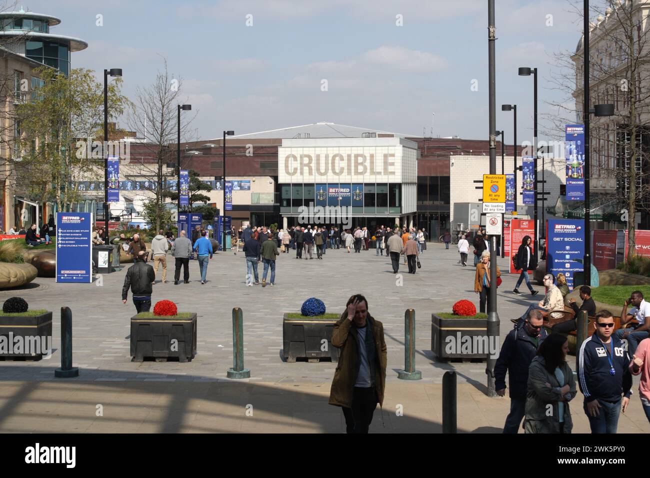 Crucible Theatre Tudor Square Sheffield centro città Inghilterra Regno Unito, folle per il World snooker Championship 2015 spazio pubblico streetscene città britannica Foto Stock