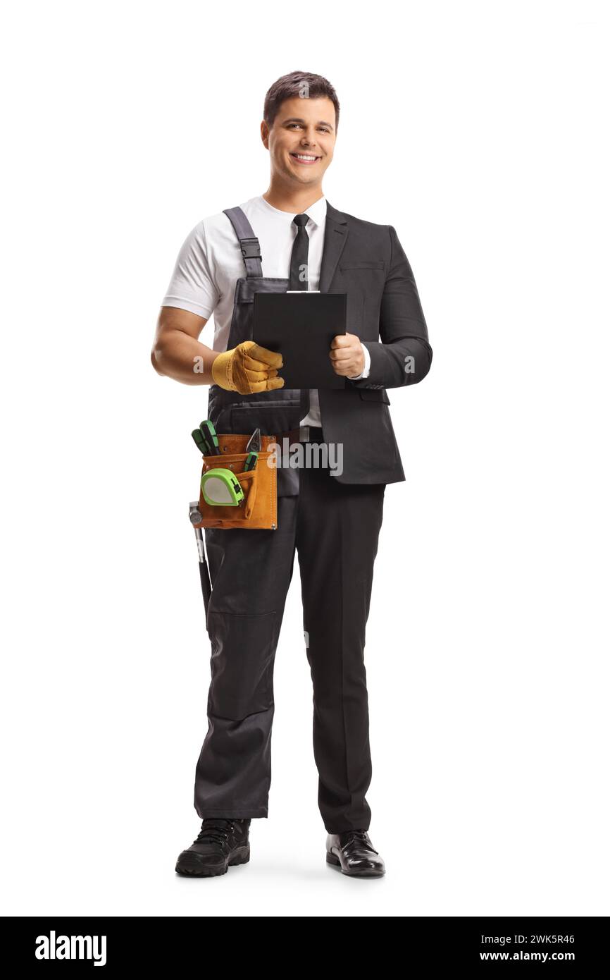 L'uomo si vestiva per metà come riparatore con una cintura portautensili che reggeva un appunti e per metà come uomo d'affari isolato su sfondo bianco Foto Stock