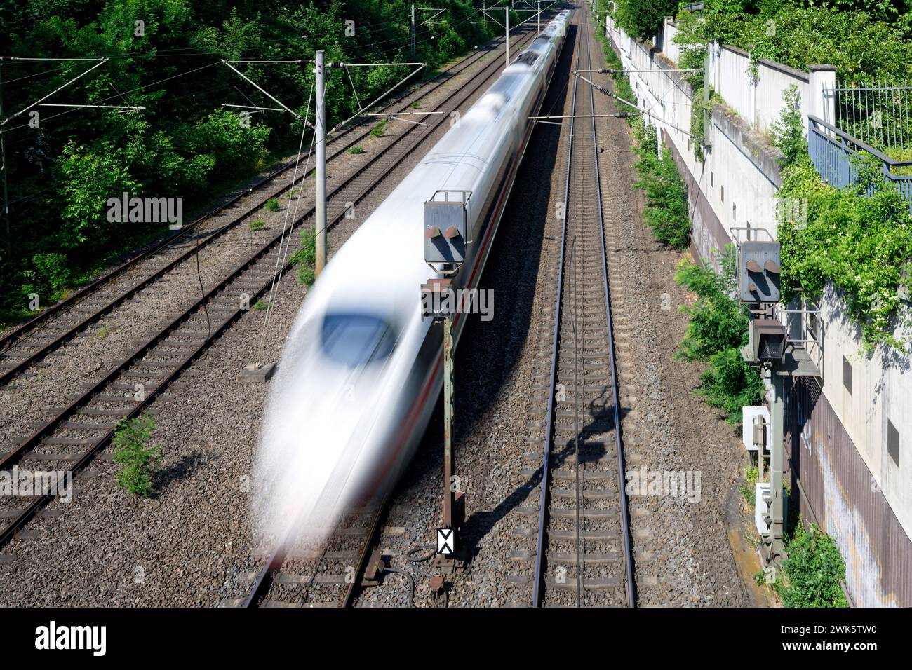 vista da un ponte su un treno veloce in movimento su una linea a quattro binari in germania Foto Stock