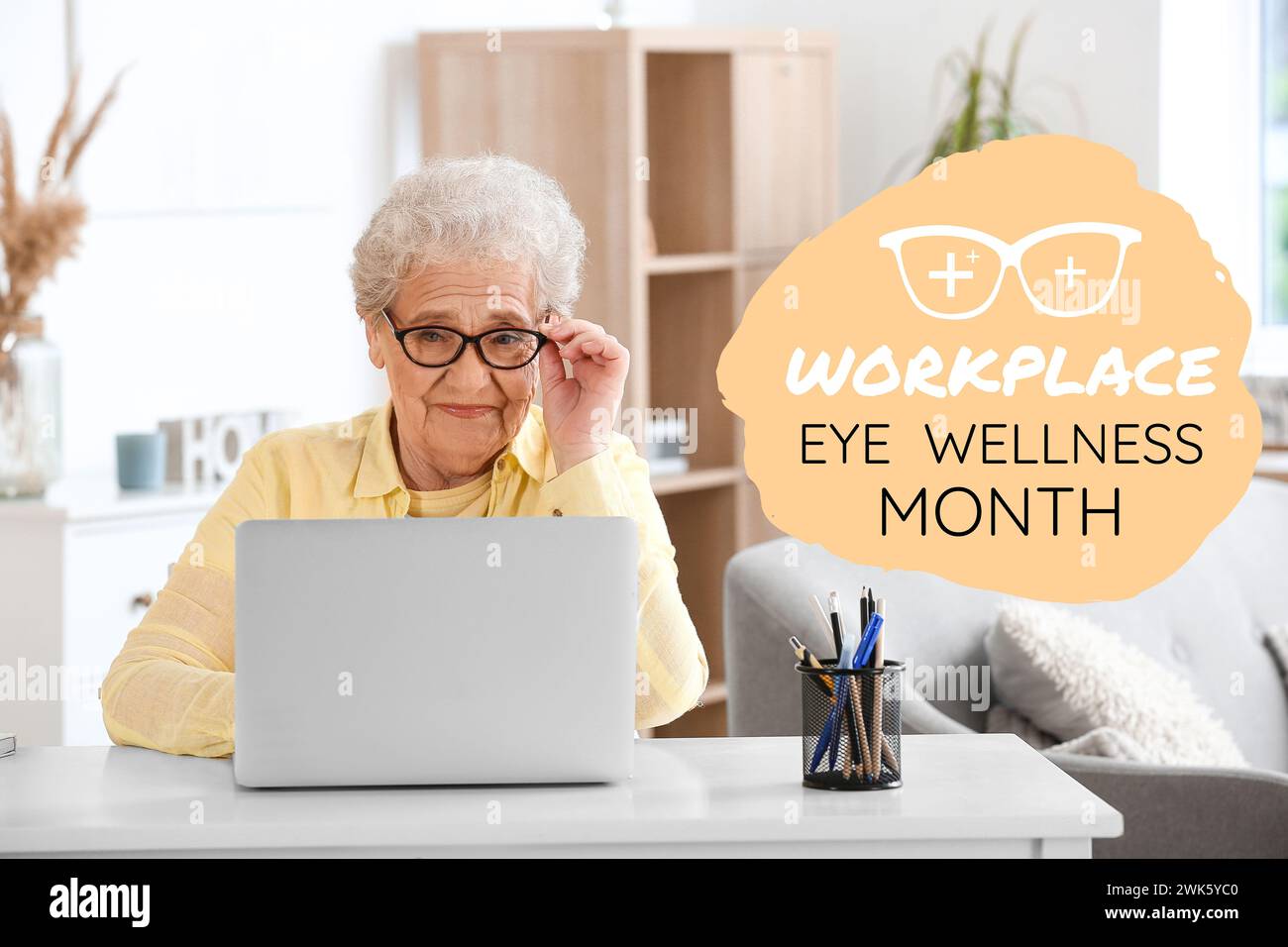 Banner per Workplace Eye Wellness Month con donna anziana che utilizza un laptop Foto Stock