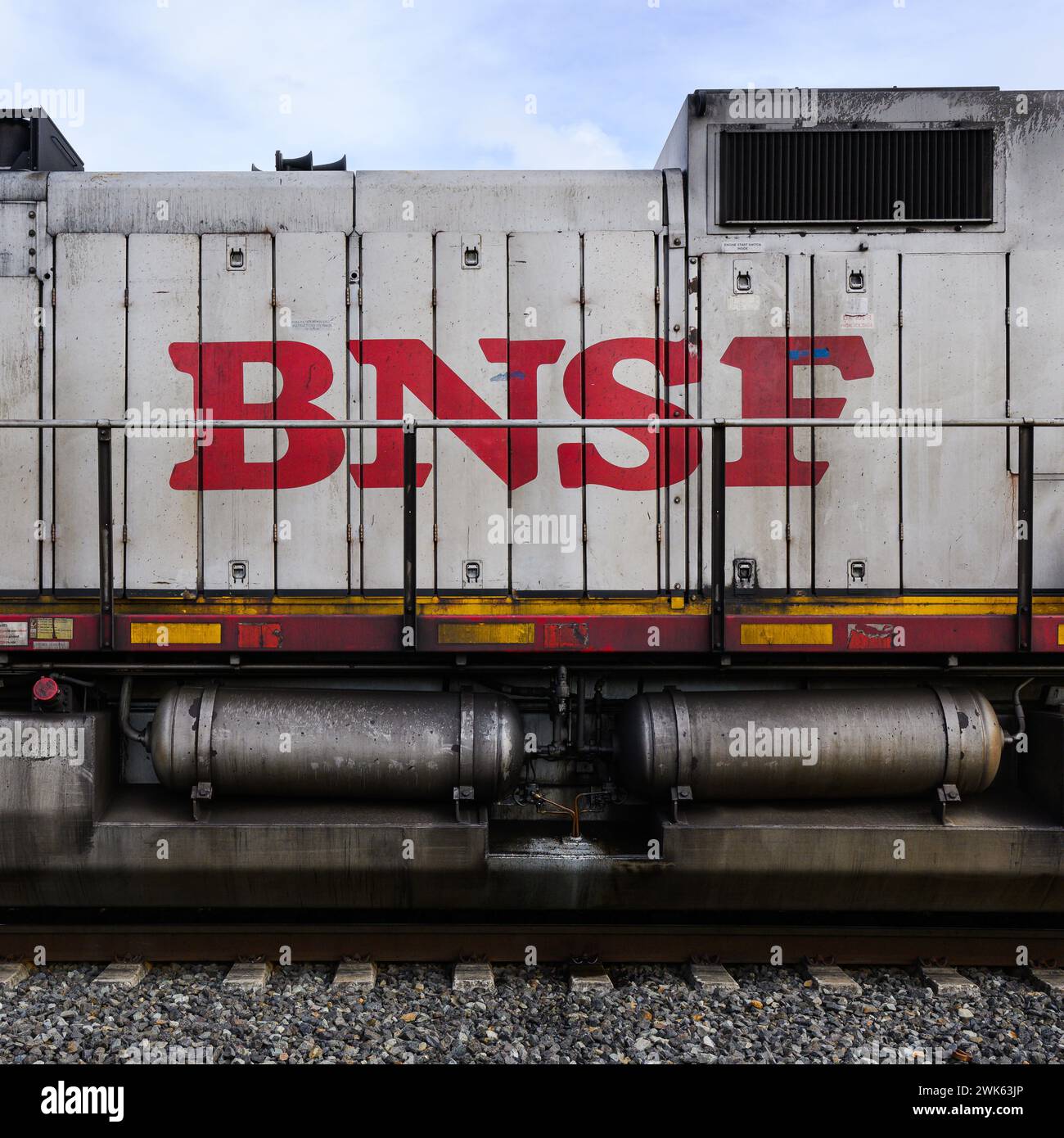 Stanwood, WA, USA - 2 febbraio 2024; logo aziendale BNSF in rosso e argento sul lato del motore nella livrea del cofano Foto Stock