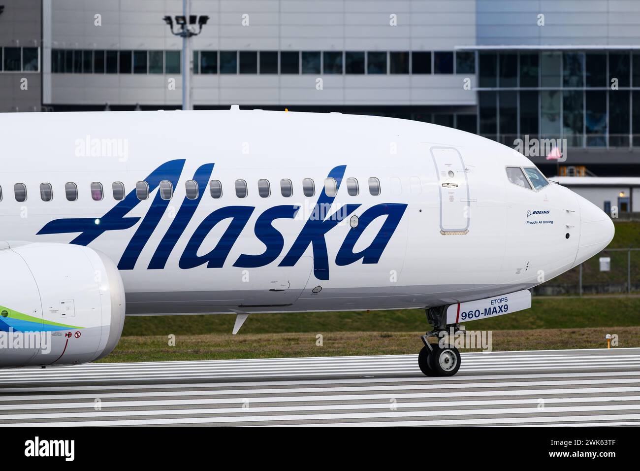 Everett, WA, Stati Uniti d'America - 16 febbraio 2024; primo piano dell'aeromobile Alaska Airlines Boeing 737 MAX 9 N960AK sulla pista Foto Stock