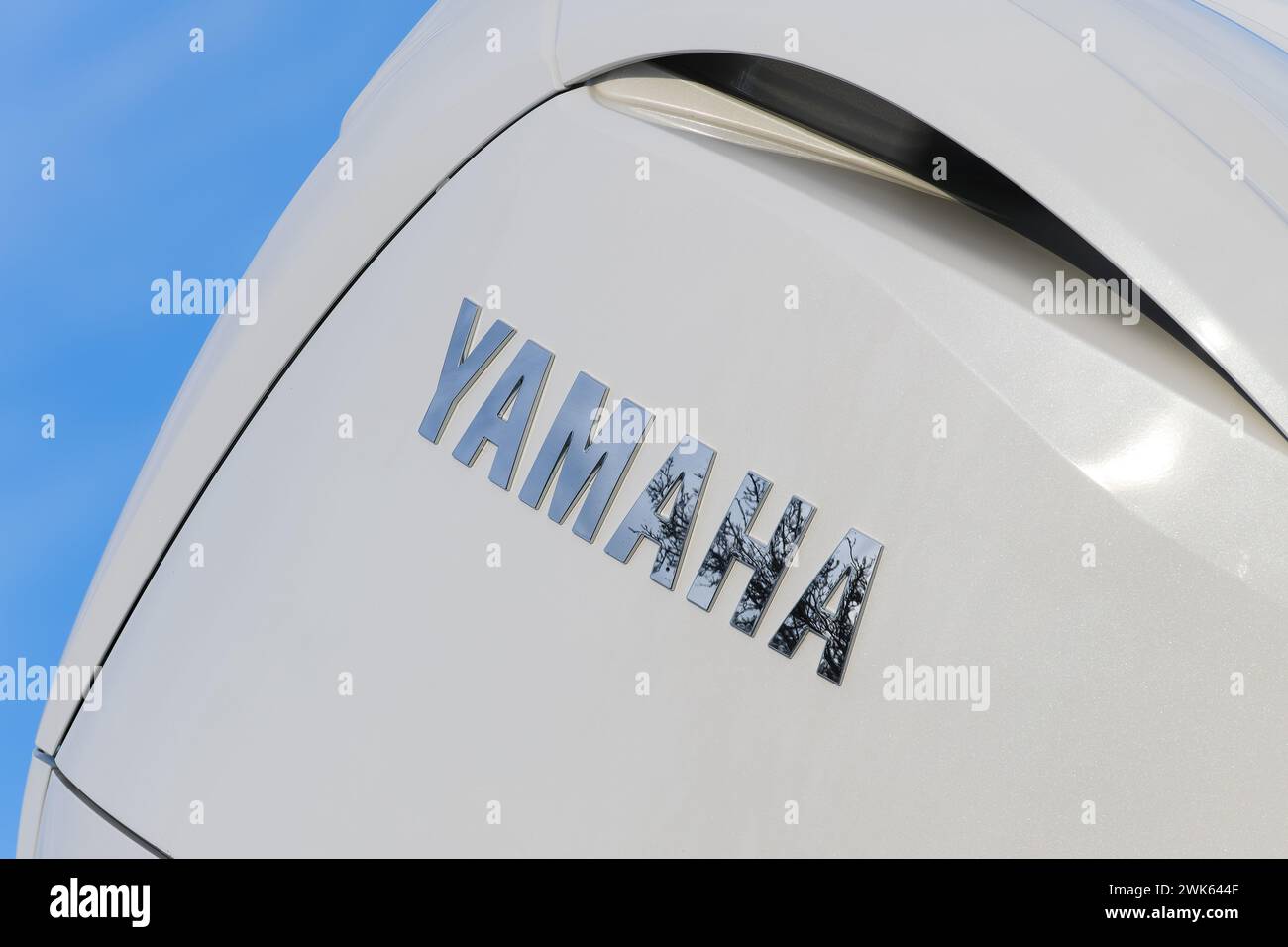 Everett, WA, USA - 16 febbraio 2024; nome Yamaha in lettere argentate sul motore dell'imbarcazione Foto Stock