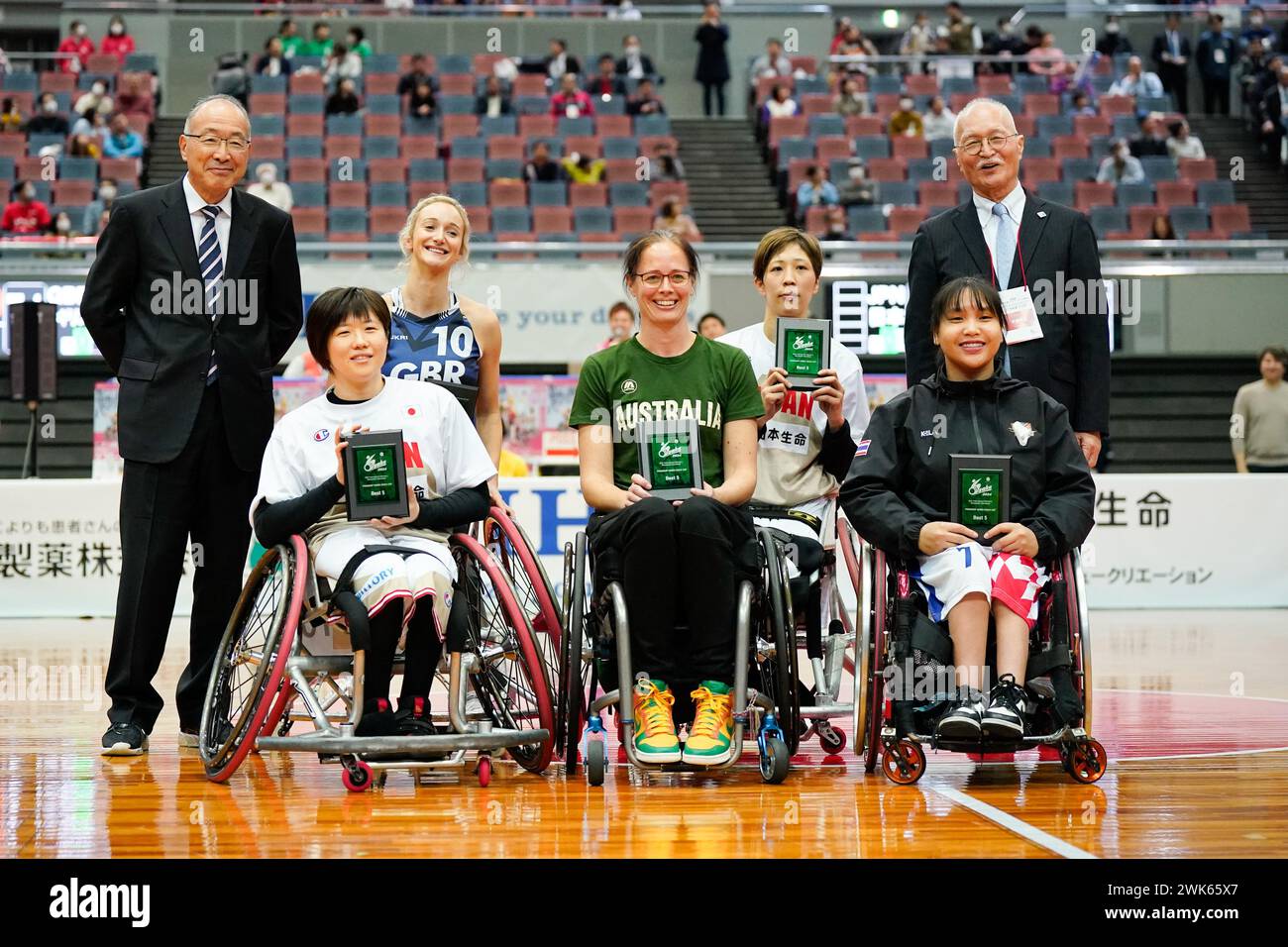 Osaka Giappone. 18 febbraio 2024. (C-R) Mayo Hagino (JPN), Amy Conroy (GBR), Stephanie Van Leeuwen (AUS), Chihiro Kitada (JPN), Warisa Thamlaaied (THA), 18 FEBBRAIO 2024 - Wheelchair Basketball: Cerimonia della vittoria all'Asue Arena di Osaka durante 2024 International Women's Wheelchair Basketball Friendship Games Osaka Cup a Osaka Giappone. Crediti: SportsPressJP/AFLO/Alamy Live News Foto Stock