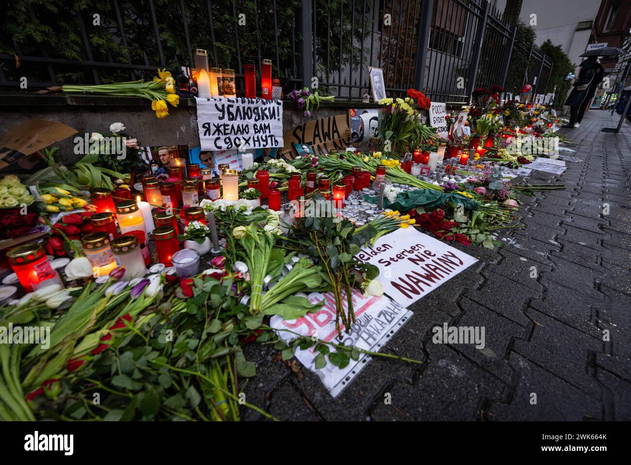 Gedenken an Alexej Nawalny vor dem Russischen Konsulat in Frankfurt a.m. Fotos, Kerzen, Grablichter und Blumen für den am 16. Febbraio 2024 in einer arktischen Strafkolonie verstorbenen russischen Oppositionsführers Alexej Nawalny werden seit Tagen am Zaun des geschlossenen Generalkonsulats der Russischen Förderation a Francoforte sul meno abgelegt. Nawalny War russischer Jurist, Antikorruptionsaktivist, Dissident und Oppositionspolitiker. Im Jahr 2020 wurde ein lebensgefährlicher Giftanschlag auf ihn verübt. Politisch verfolgt und ab 2021 inhaftiert, wurde er zu langjährigen Haftstrafen verurtei Foto Stock