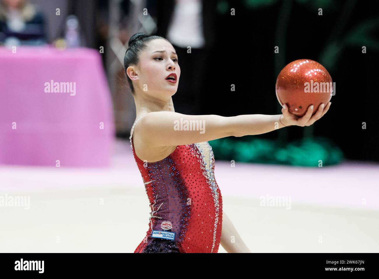 Chieti, Italia. 17 febbraio 2024. La ginnasta ritmica italiana Milena Baldassarri si esibisce per la Ginnastica Fabriano durante la ginnastica ritmica FGI 2024 nella regular season di serie A1 1° round al Palatricalle Chieti. Primo round stagionale regolare dei Campionati Italiani di ginnastica ritmica 2024 a Chieti (foto di Davide di Lalla/SOPA Images/Sipa USA) crediti: SIPA USA/Alamy Live News Foto Stock