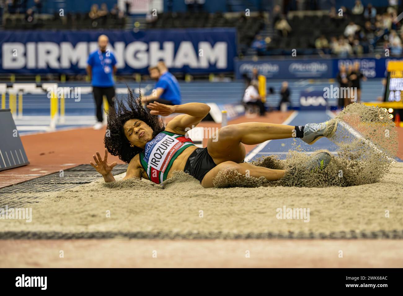 Utilita Arena, Birmingham, Regno Unito. 17 febbraio 2024. 2023 Microplus UK Athletics Indoor Championships Day 1; Abigail Irozuru di sale Harriers Manchester sta per finire quinta nel salto lungo Credit: Action Plus Sports/Alamy Live News Foto Stock