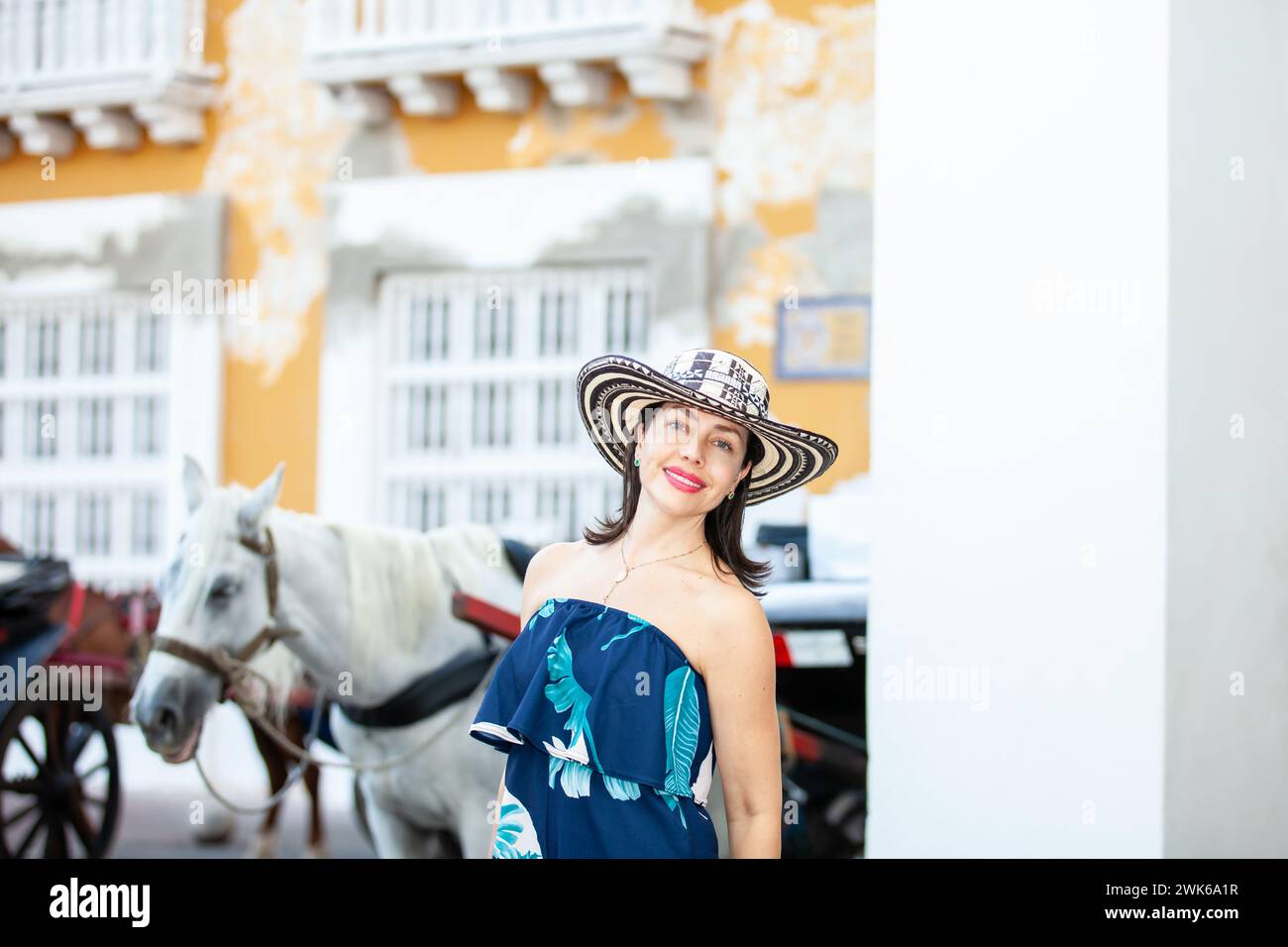 Bella donna che indossa il tradizionale cappello colombiano chiamato Sombrero Vueltiao nella Piazza della dogana, sulle strade storiche di Cartagena de Ind Foto Stock