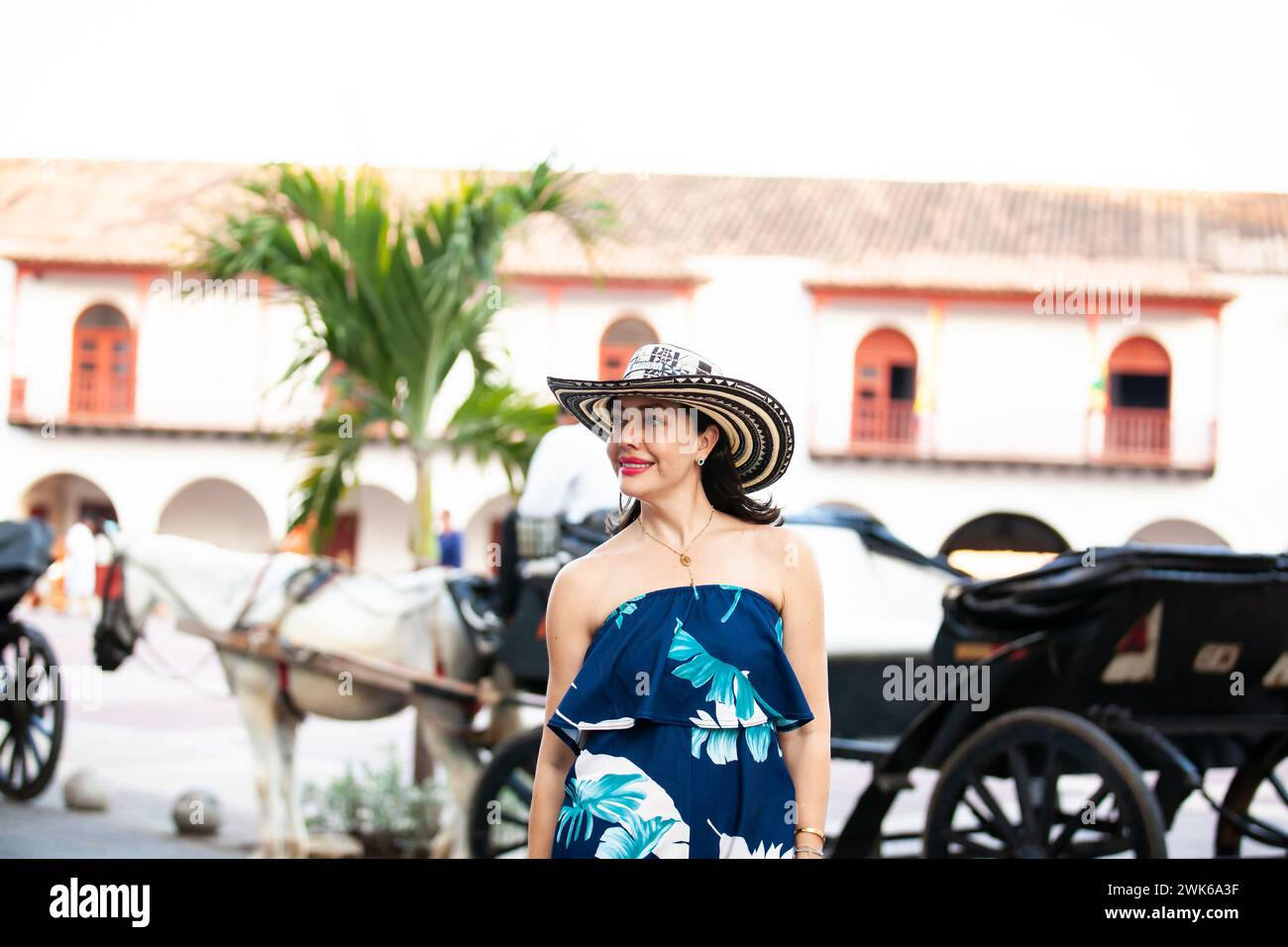 Bella donna che indossa il tradizionale cappello colombiano chiamato Sombrero Vueltiao nella Piazza della dogana, sulle strade storiche di Cartagena de Ind Foto Stock