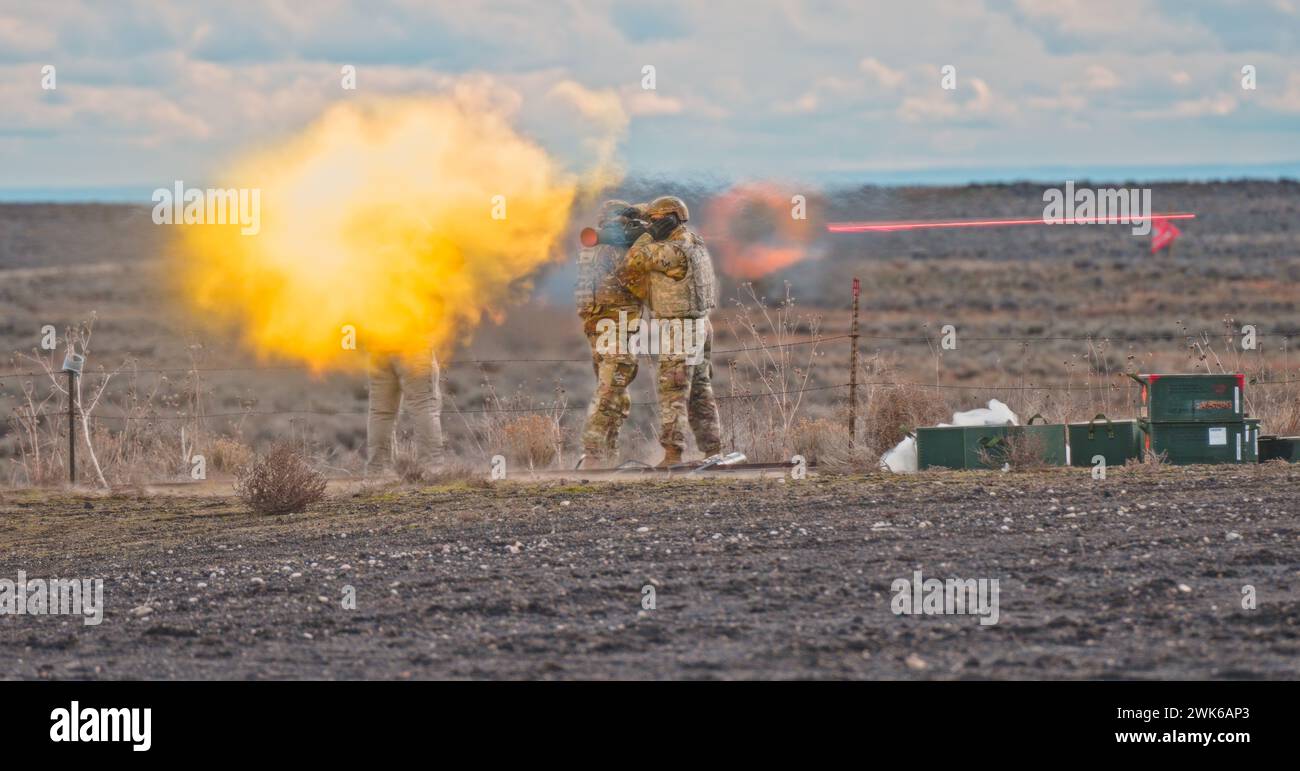 I membri della Guardia Nazionale dell'Oregon Army sparano il nuovo fucile senza rinculo M3E1 MAAWS all'Orchard Combat Training Center, Idaho, il 7 febbraio 2024 durante l'addestramento iniziale dopo aver ricevuto il nuovo sistema d'arma. (Foto della Guardia Nazionale dell'Esercito degli Stati Uniti di Major W. Chris Clyne, Oregon National Guard Public Affairs) Foto Stock