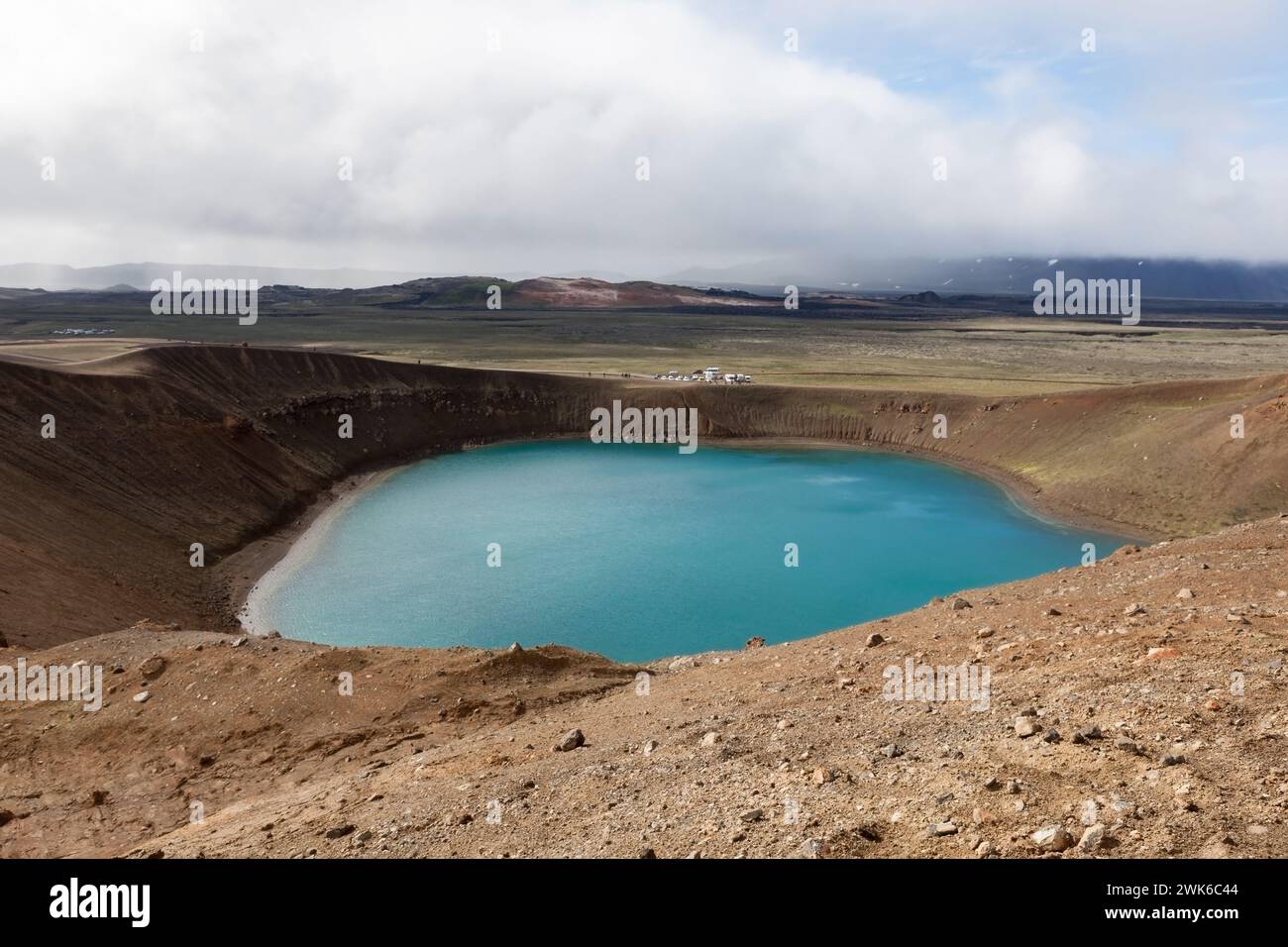 Cratere viti, area vulcanica di Krafla, Myvatn, Islanda settentrionale. Acque azzurre del lago all'interno del vulcano viti. Foto Stock