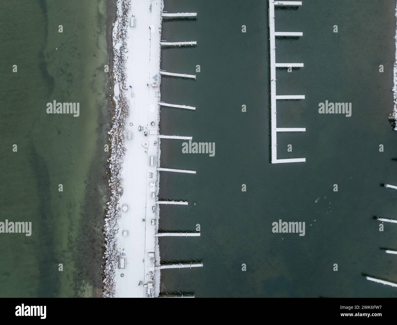 Immagini aeree invernali pomeridiane dei moli a Lansing, New York, sul lato est del lago Cayuga. Foto Stock