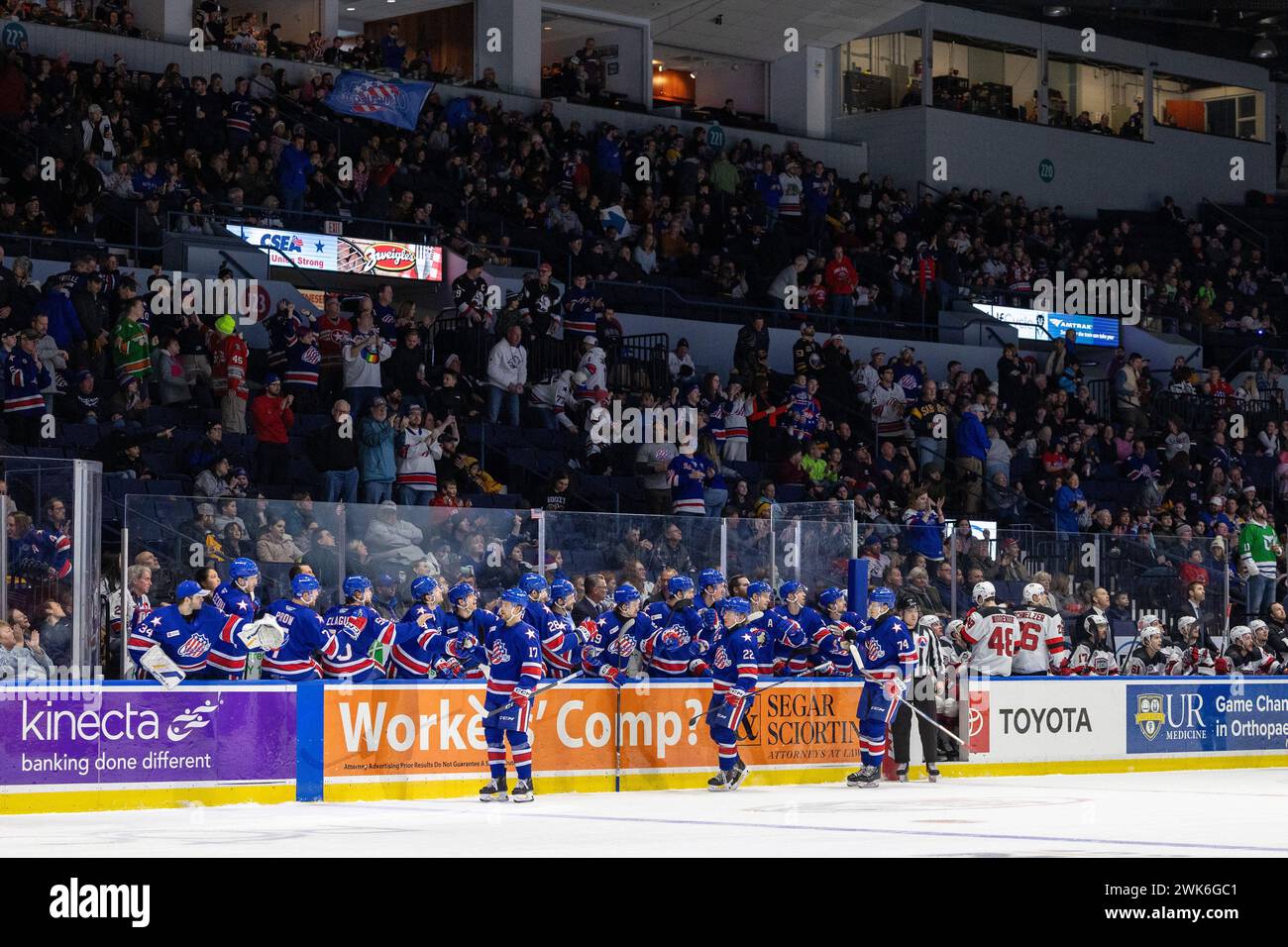 18 febbraio 2024: I giocatori dei Rochester Americans festeggiano un gol nel primo periodo contro gli Utica Comets. I Rochester Americans ospitarono gli Utica Comets in una partita della American Hockey League alla Blue Cross Arena di Rochester, New York. (Jonathan tenca/CSM) Foto Stock