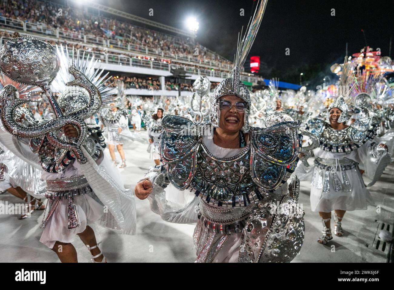Rio De Janeiro, Brasile. 18 febbraio 2024. I Revelers partecipano alla sfilata di carnevale a Rio de Janeiro, Brasile, il 18 febbraio 2024. Crediti: Wang Tiancong/Xinhua/Alamy Live News Foto Stock