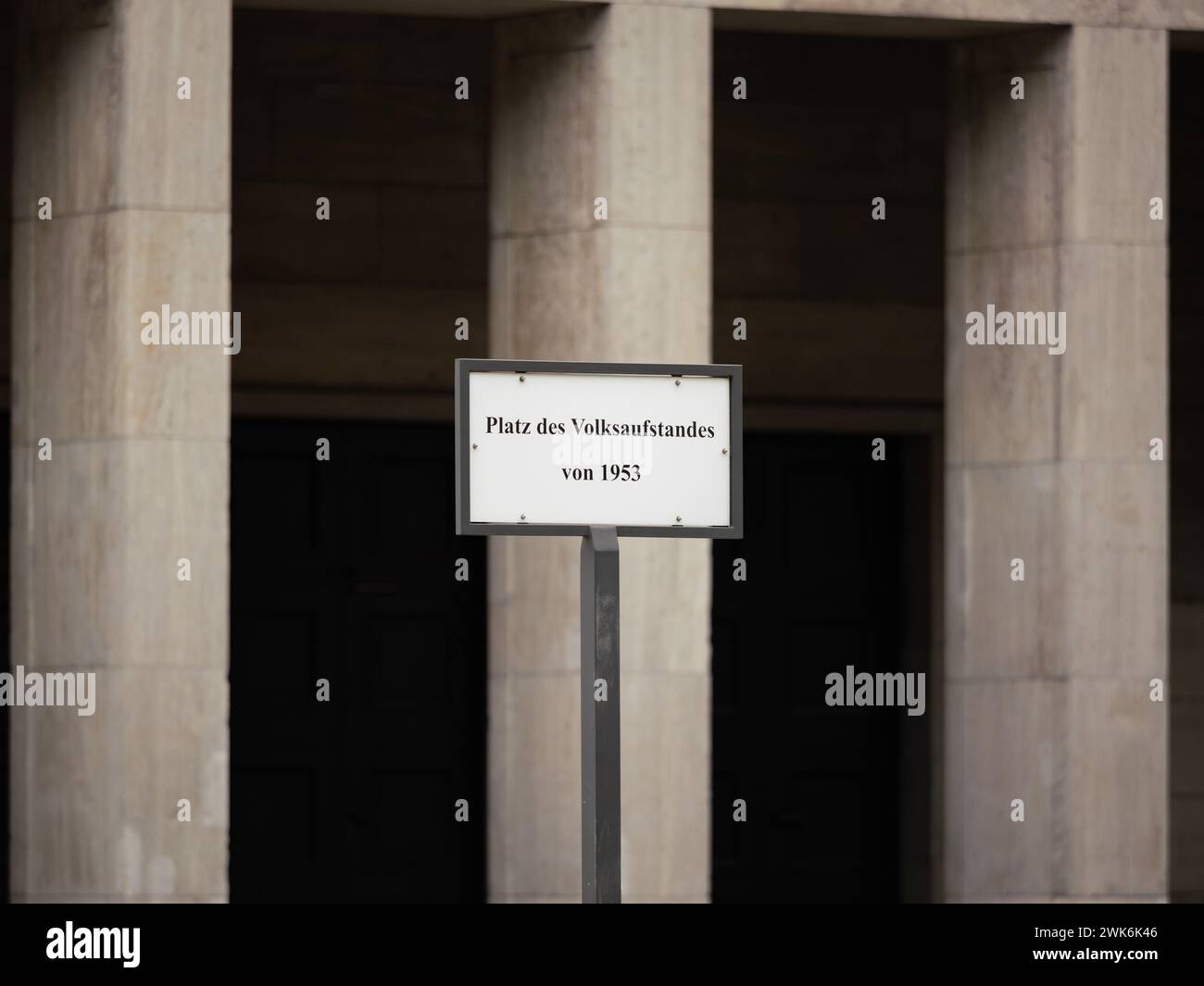 Platz des Volksaufstandes von 1953 (luogo della rivolta della Germania Est) firma a Berlino. Il monumento storico è un'attrazione turistica della città. Foto Stock