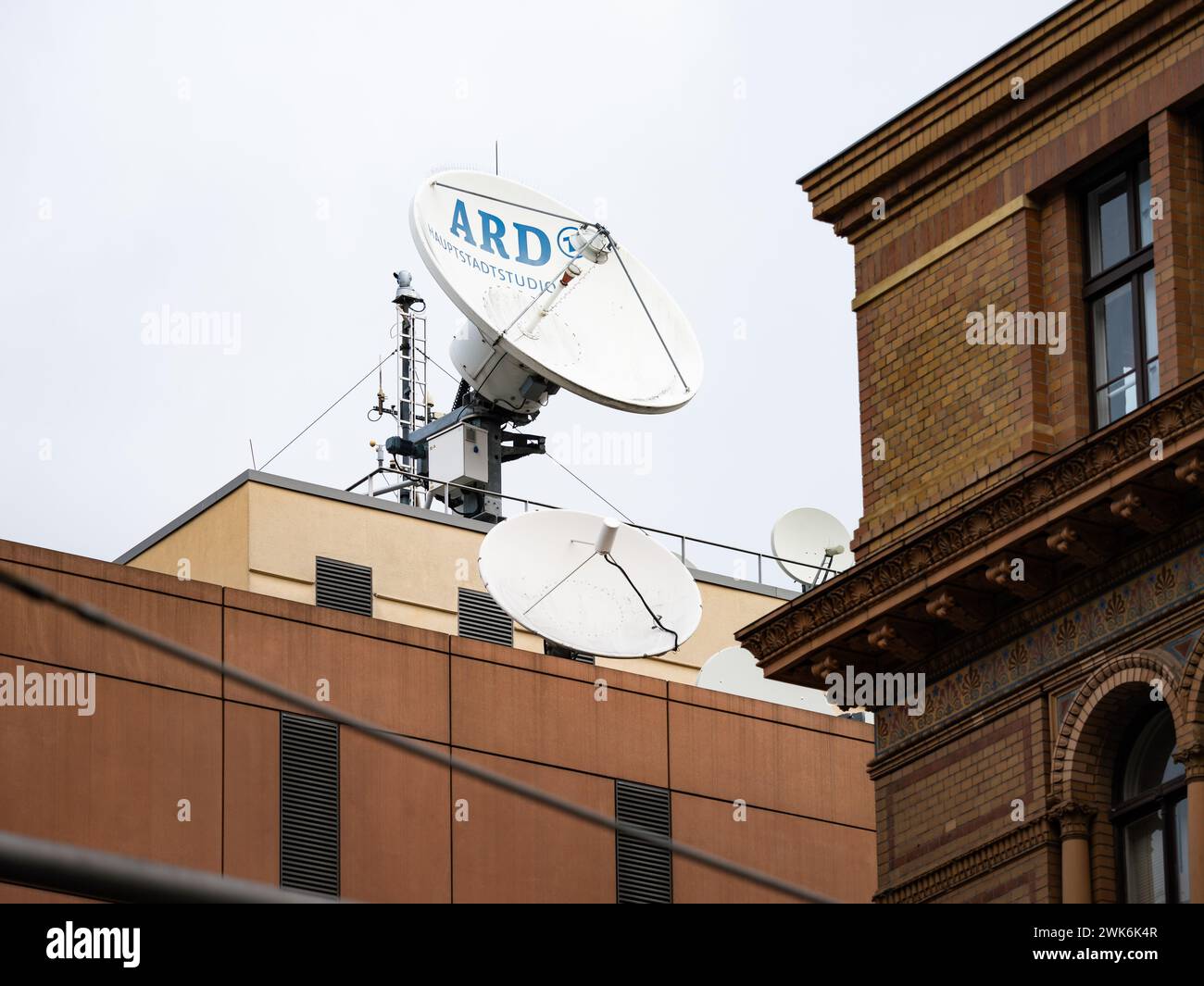 Antenna satellitare dell'ARD Hauptstadtstudio (studio della capitale) sul tetto dell'edificio. Invio di una produzione televisiva con un'antenna parabolica. Foto Stock
