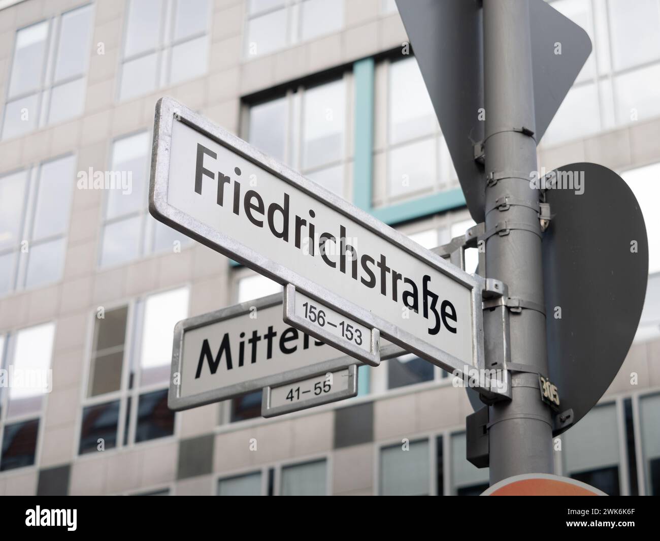 Friedrichstraße a Berlino. Cartello con il nome della strada all'incrocio. La strada è una parte importante delle infrastrutture della capitale. Foto Stock