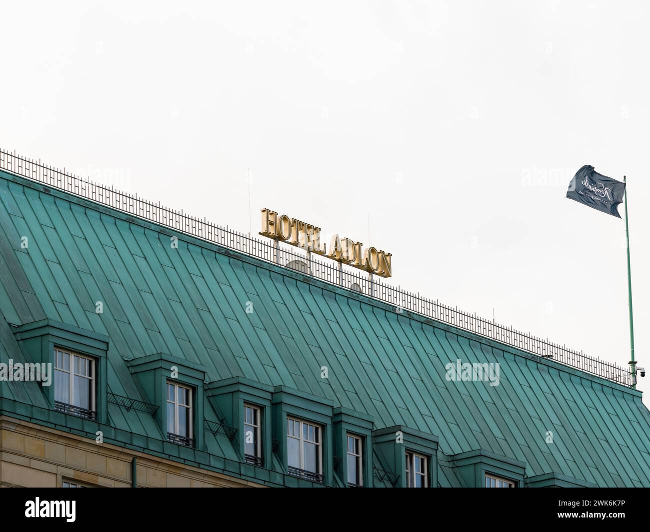 Insegna con il logo dell'hotel Adlon Kempinski sulla sommità dell'edificio in Pariser Platz. Famoso servizio di ospitalità di lusso vicino al Brandenburger Tor. Foto Stock