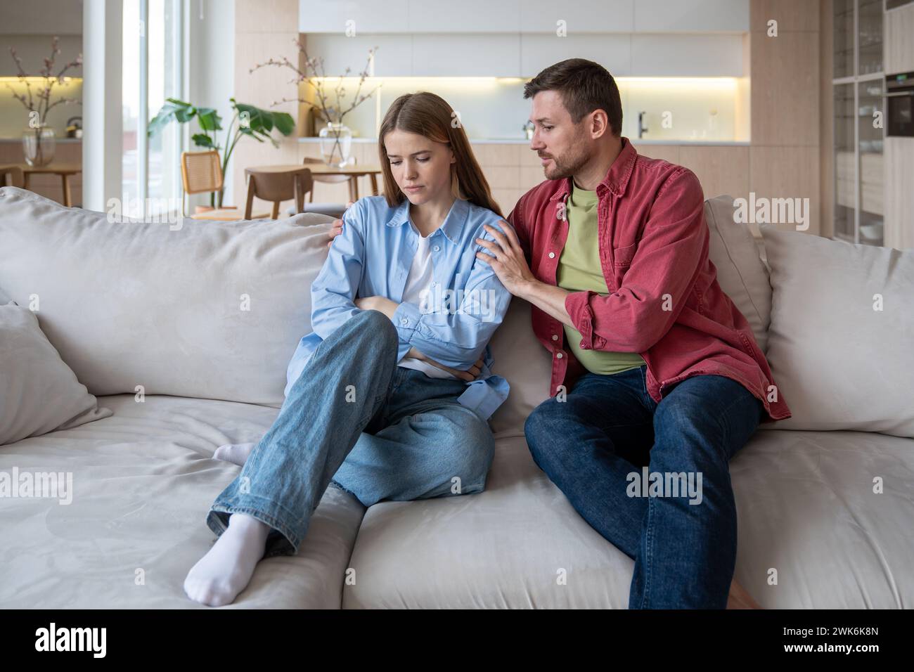 Moglie e marito offesi e non comunicativi che cercano di risolvere il problema, scusandosi, abbracciando una donna arrabbiata Foto Stock