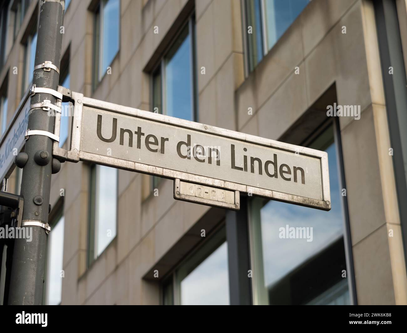 Via Unter den Linden a Berlino. Cartello con il nome della strada all'incrocio. La posizione e' popolare come viale nella capitale della Germania. Foto Stock