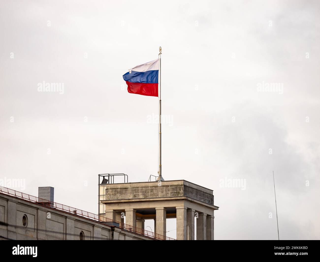 Bandiera russa sul tetto di un edificio governativo. Simbolo del paese Russia in Europa e firma per un partenariato internazionale. Foto Stock