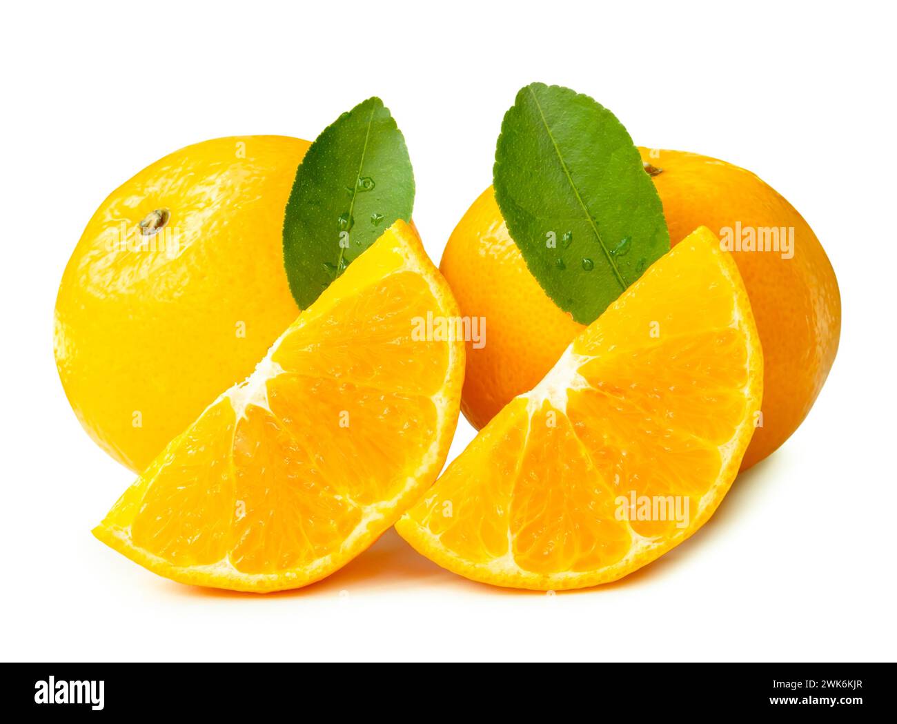 La vista frontale dello shogun fresco o del mandarino con frutti di arancia con fette o quarti e foglie verdi è isolata su sfondo bianco con ritaglio Foto Stock