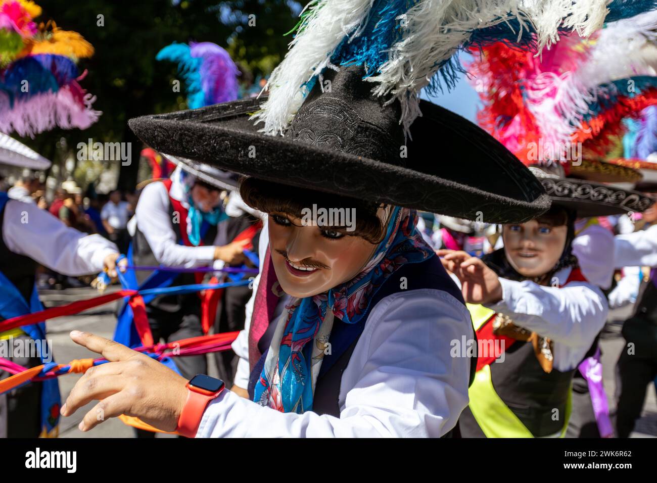 Carnevale messicano, ballerini messicani riconosciuti come "huehues" con luminosi costumi tipici messicani in Messico Foto Stock