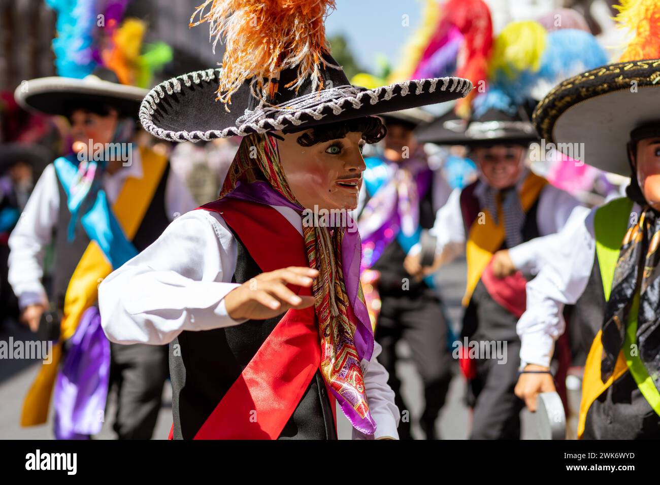 Carnevale messicano, ballerini messicani riconosciuti come "huehues" con luminosi costumi tipici messicani in Messico Foto Stock