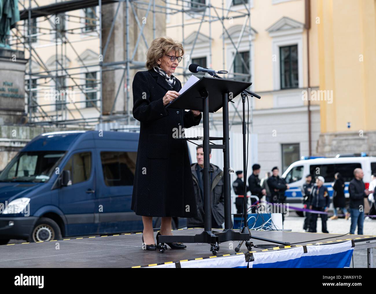 Charlotte Knobloch, Israelitische Kulutus Gemeinde München und Oberbayern. Wenige hunderte Menschen versammelten sich am 18.2.2024 in München, um ihre Solidarität mit der Politik Israels und der israelischen Bevölkerung und den Juden zu demonstrieren. Außerdem wurde die Freislassung der Geiseln gefordert. - Charlotte Knobloch. Poche centinaia di persone si sono riunite a Monaco, in Germania, il 18 febbraio 2024 per dimostrare la loro solidarietà alle politiche di Israele, alla popolazione israeliana e agli ebrei. Fu chiesto anche il rilascio degli ostaggi. (Foto di Alexander Pohl/Sipa USA) Foto Stock